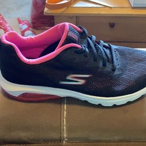 Women’s Sketchers tennis shoes new without tag.
